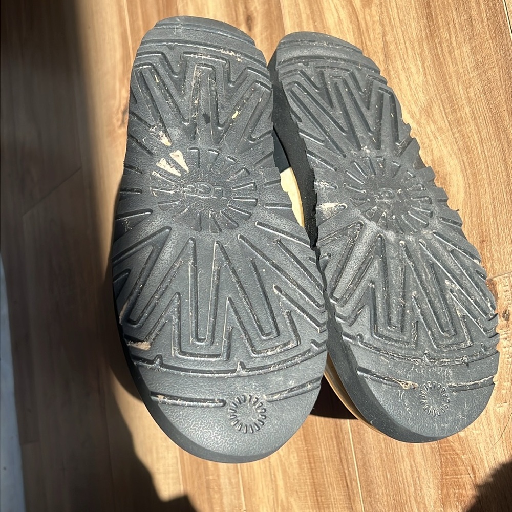 Coveted Clear/Natural & Black Ugg Rainboots!! Like New!! - Picture 5 of 6